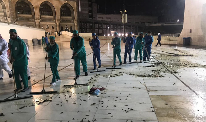 Petugas saat dikerahkan membersihkan area Masjidil Haram