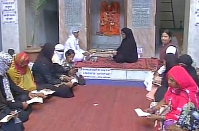 Muslim women in Varanasi Temple