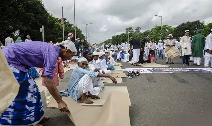 Namaz on road