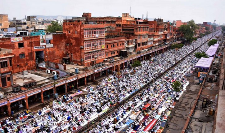 Namaz on road