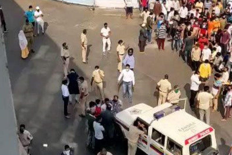 Migrants throng Bandra Railway Station