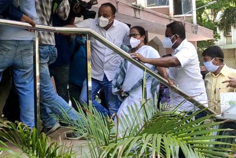 Mamata at CBI office