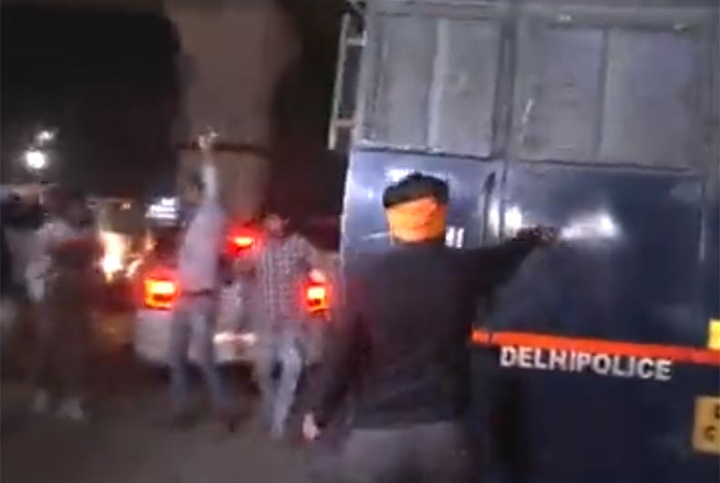 Men wearing Saffron head-band attack police van carrying Aaftab Poonawalla