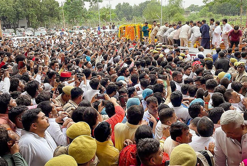 Mulayam's mortal remains consigned to flames, Thousands gather to catch last glimpse