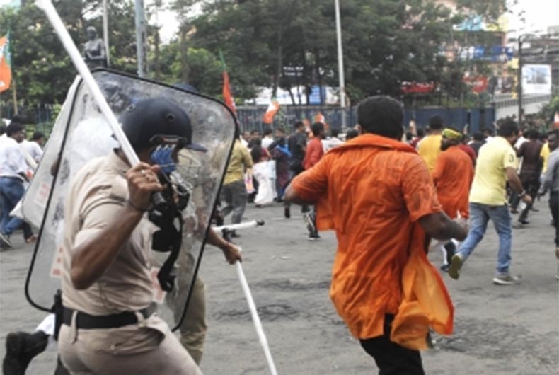 Video shows man in Saffron T-shirt setting Kolkata police van on fire