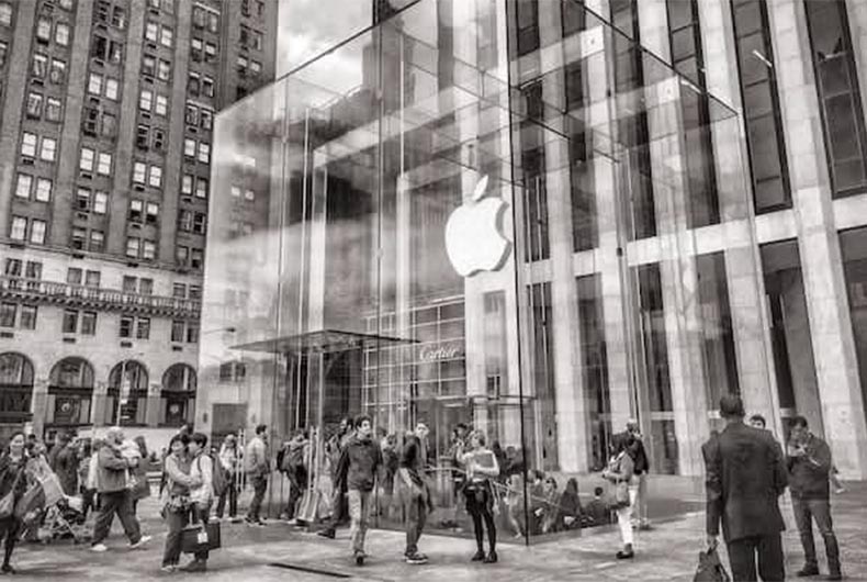 Tim Cook makes unannounced visit to New York Apple Store, greets first iPhone 14 buyers