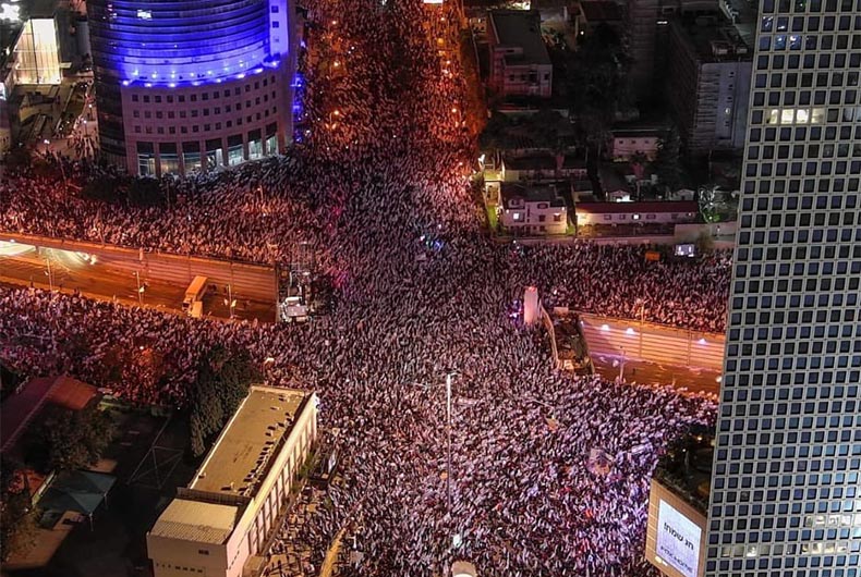 Israel: Netanyahu suspends 'judicial reform plan', but critics vow to continue protests