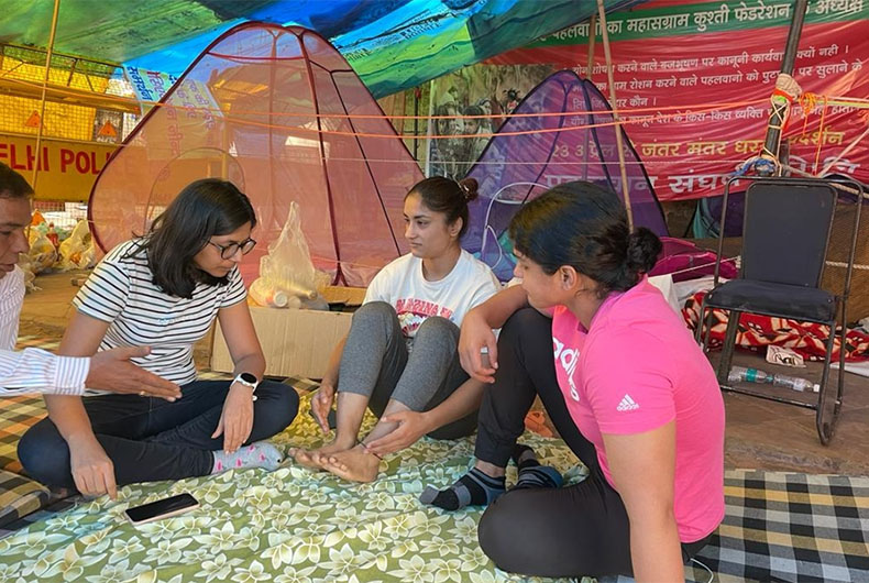 Wrestlers Protest: DCW Chief Swati Maliwal forcibly removed from Jantar Mantar