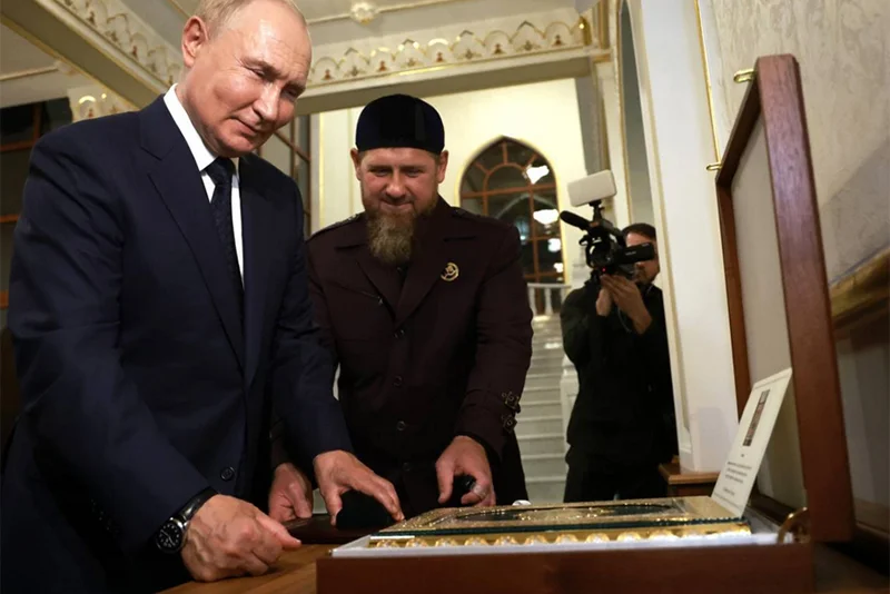 Putin kisses Quran, hold it close to his heart - Watch video
