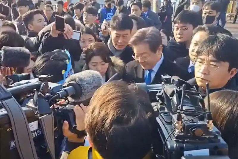 Watch: South Korean Opposition leader Lee Jae-myung stabbed
