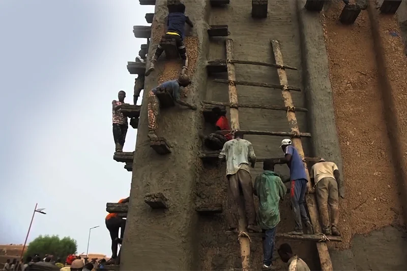 Watch: Thousands join re-plastering of Great Mosque of Djenne