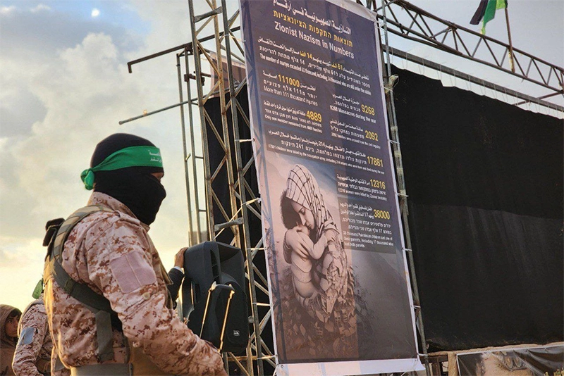 'War Criminal Netanyahu' backstage, bodies of 4 Israeli captives returned