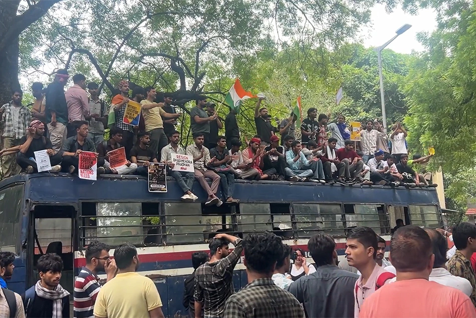 Delhi Police Baton Charge, Hurl Tear Gas Shells on Students, Youth