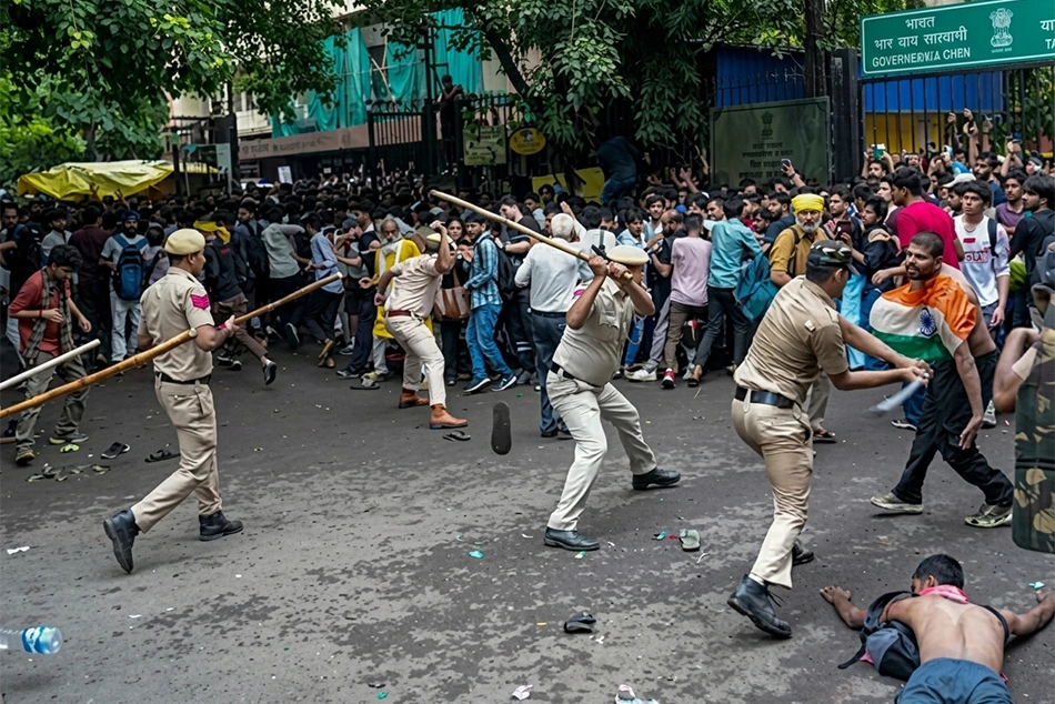 Delhi Police Baton Charge, Hurl Tear Gas Shells on Students, Youth